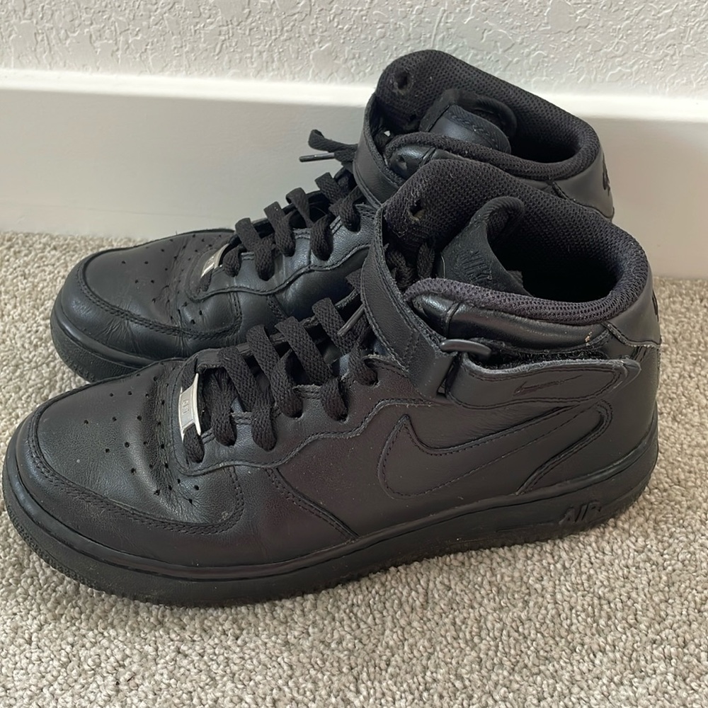 Black mid Air Force 1’s